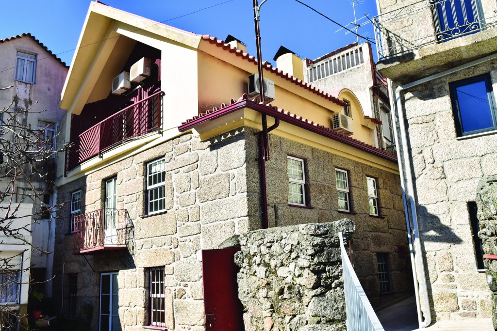 CASA DO MEIO DA VILA